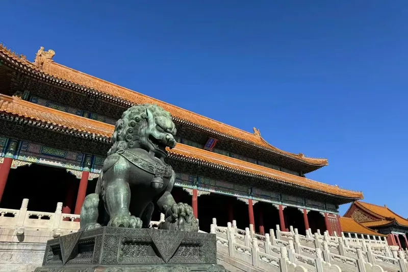 Bronze lion beside marble balustrade